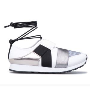 Sporty sneakers w/ankle tie!